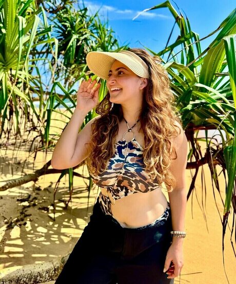 Shivaleeka Oberoi model hot pic