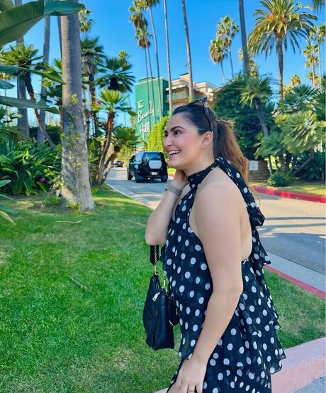 Shivaleeka Oberoi erotic star img