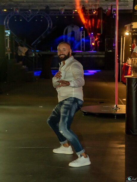 Niko Lovax art model picture