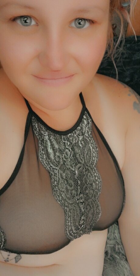 Pretty Nikki hd model photo