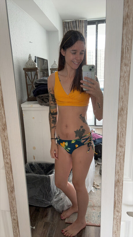 T Lynn model hot image