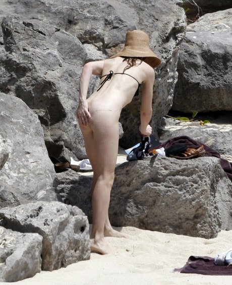 Charlotte Gainsbourg sexy model pics