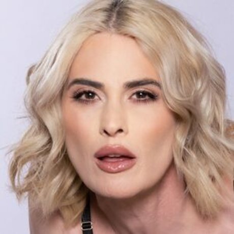 Lucy Hart model naked image