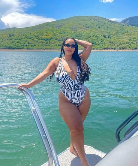 Katelyn Folasade model art gallery