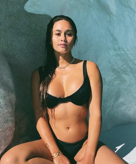 Alessa Holloway pretty model images