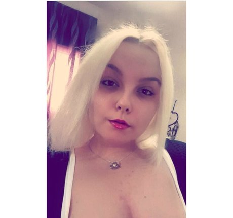 moniiquefox naked actress pic