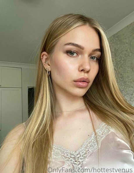 hottestvenus nude pornstar picture