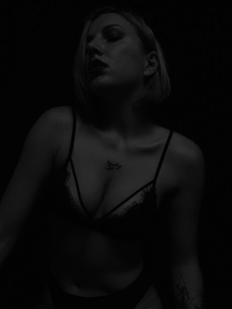 Ele Io perfect pornstar pictures