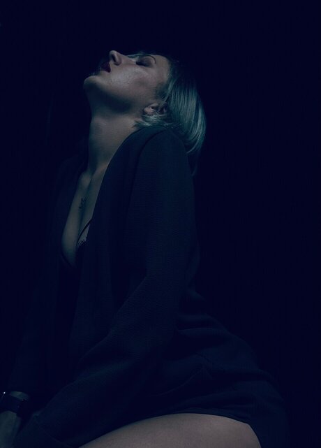 Ele Io exclusive model gallery