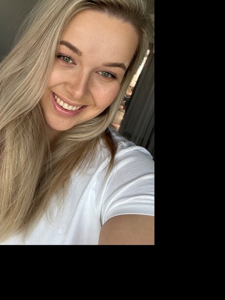 Nikky Dream model hd pictures