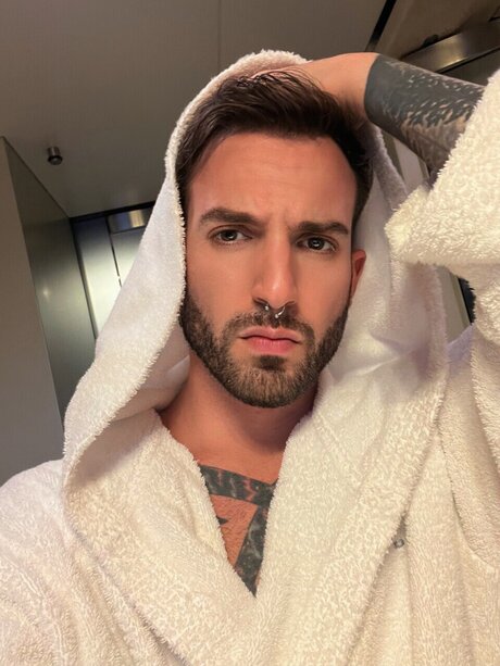 Reuven Wolf star nude pictures