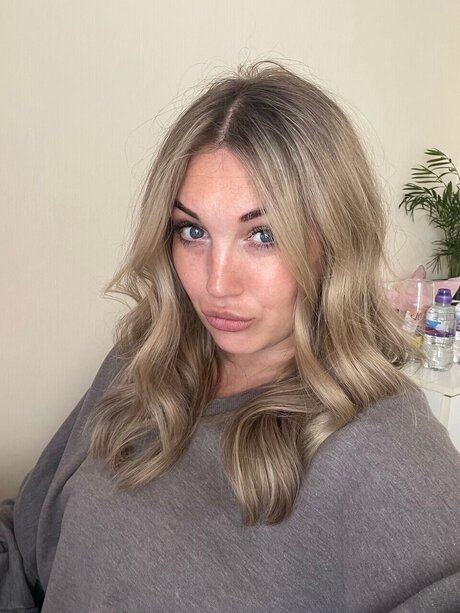 CurvyMama nudes model images