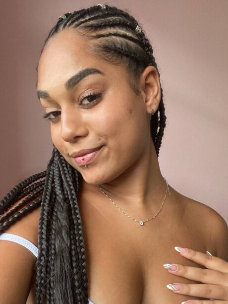 Luara Souza model pic