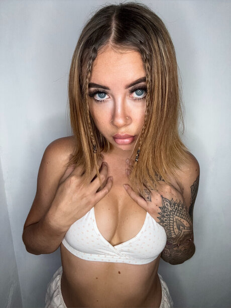 Asrai nudes model pic