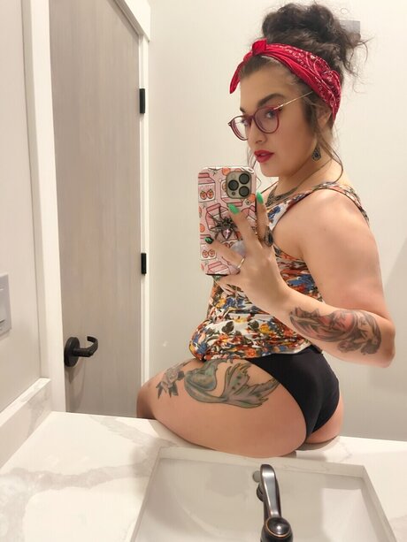 Pilot Jones model sexy img