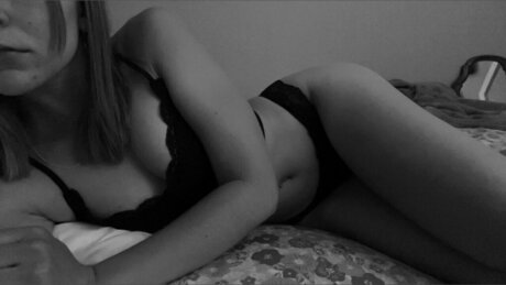 emi_ pretty model pic