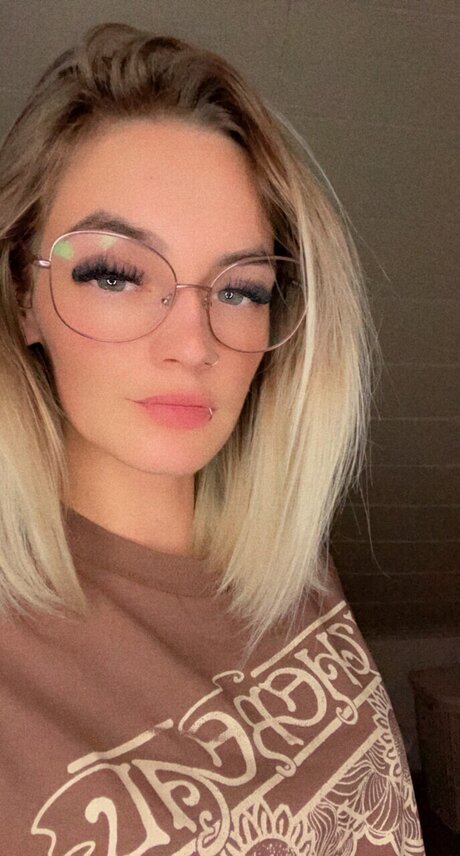 Isi LS porn actress archive