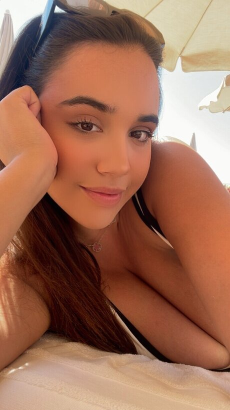 Adriana Black star pretty image