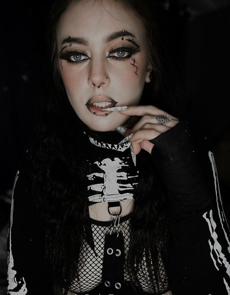 demonsfree model picture