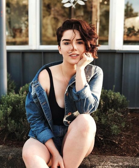 Morgan Eckroth naked model img