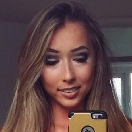 Regina Hunt model art galleries