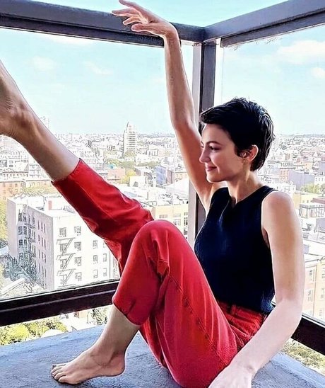 Ella Hunt star high quality picture