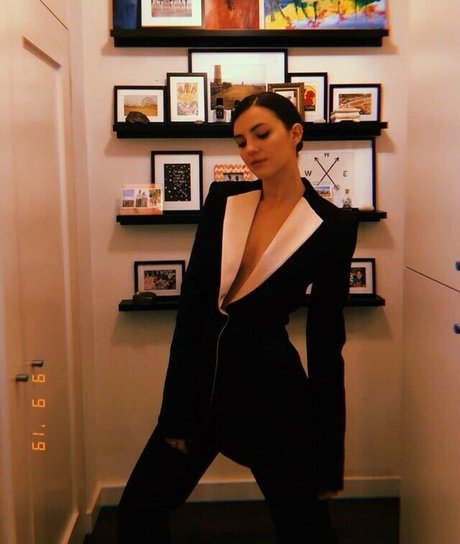 Ella Hunt perfect model image