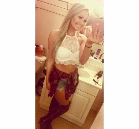 Amber BeIarski nude star img