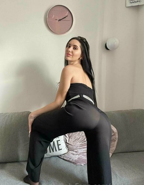 santalips best model image