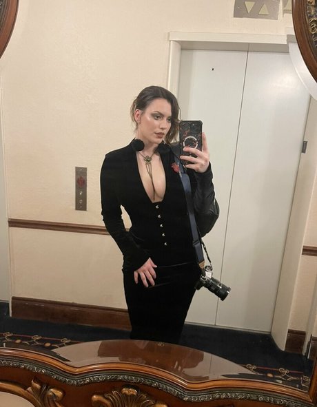 RipMika erotic model image