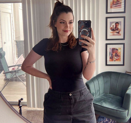 RipMika nudes model img