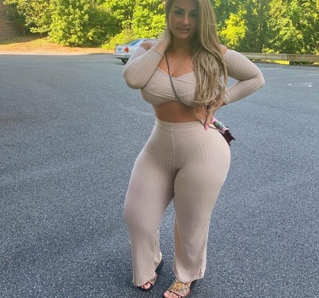 Ivoryyyyy model top picture