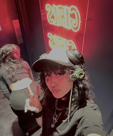 Suedmza nude actress photo