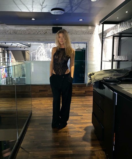 Linea Sindt art model gallery