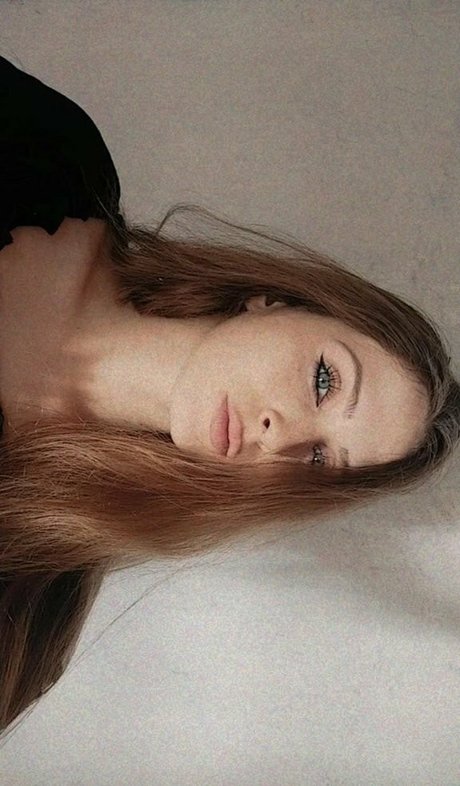 Gabi Mendes model pictures