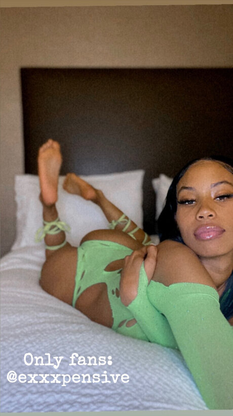 Exxxpen ive The Trophie_ model top pic