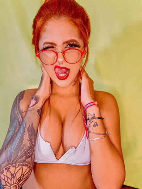 Paulla Izabel naked model image