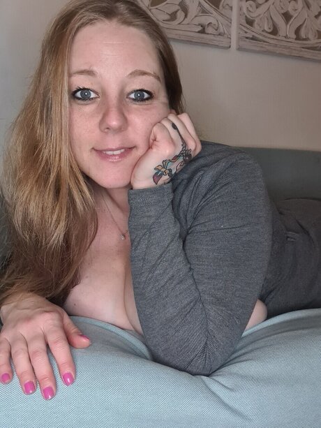 Jigglingjune naked star img