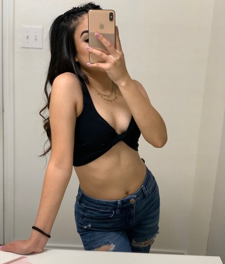 B E L L A model nude photos