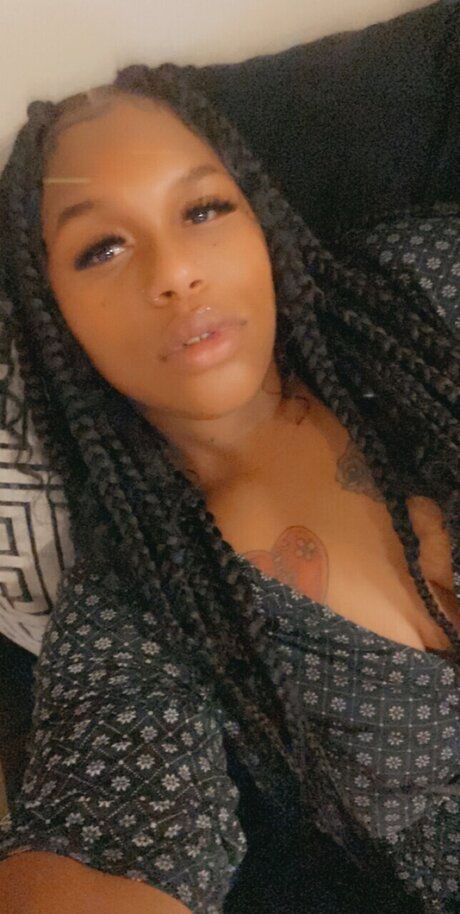 Voluptuous V model hot images