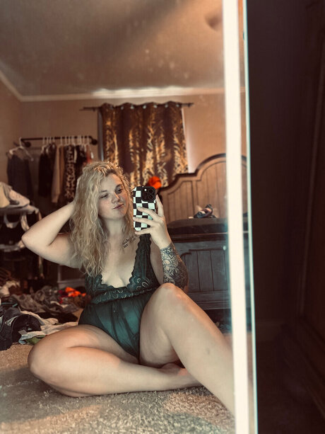 KayHunnie nudes actress pictures