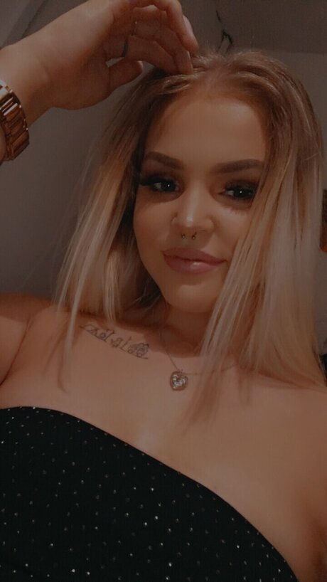 HoneyBeaxo naked model pictures