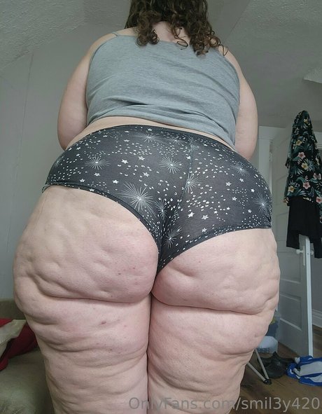 smil3y420 nude model photo