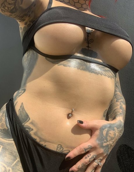 Bee Phillips nude model photo