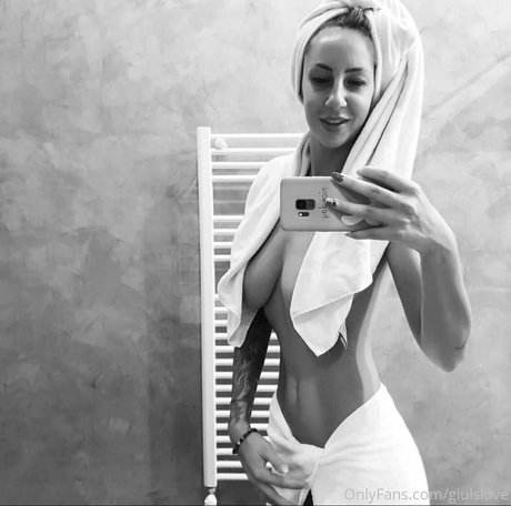 giulsthemilf nude pornstar photo