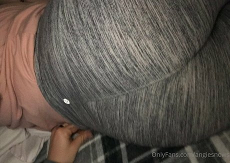 angiesnows free actress photo