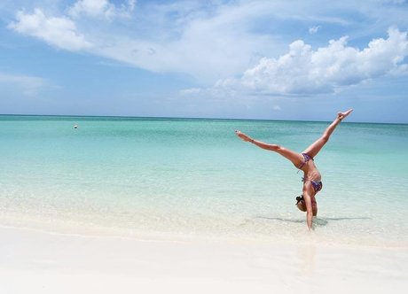 Katie Cassidy beautiful model img