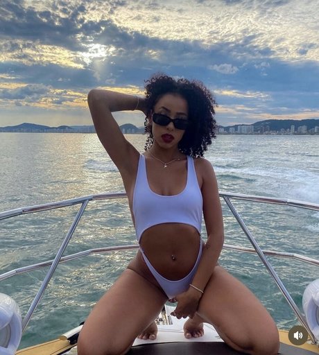 Isis Pequine star exclusive photo