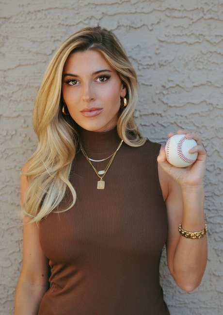 Taylor Mathis star nude pics