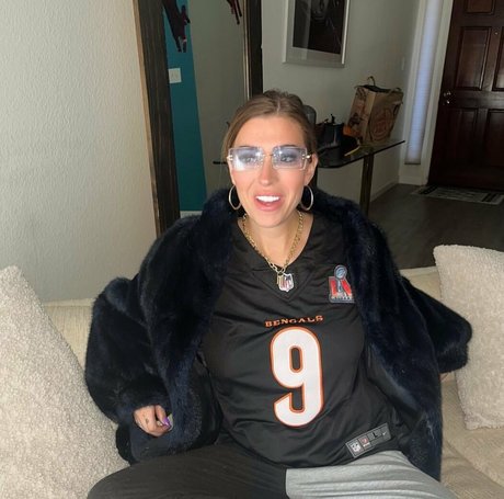 Taylor Mathis nudes star image